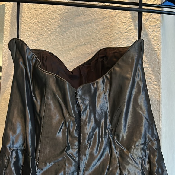 Beautiful greyish black dress. It is a stunner! Needs to be dry cleaned - Picture 5 of 6